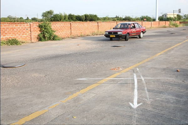 义乌交通驾校学车照片-通过连续障碍-压大饼